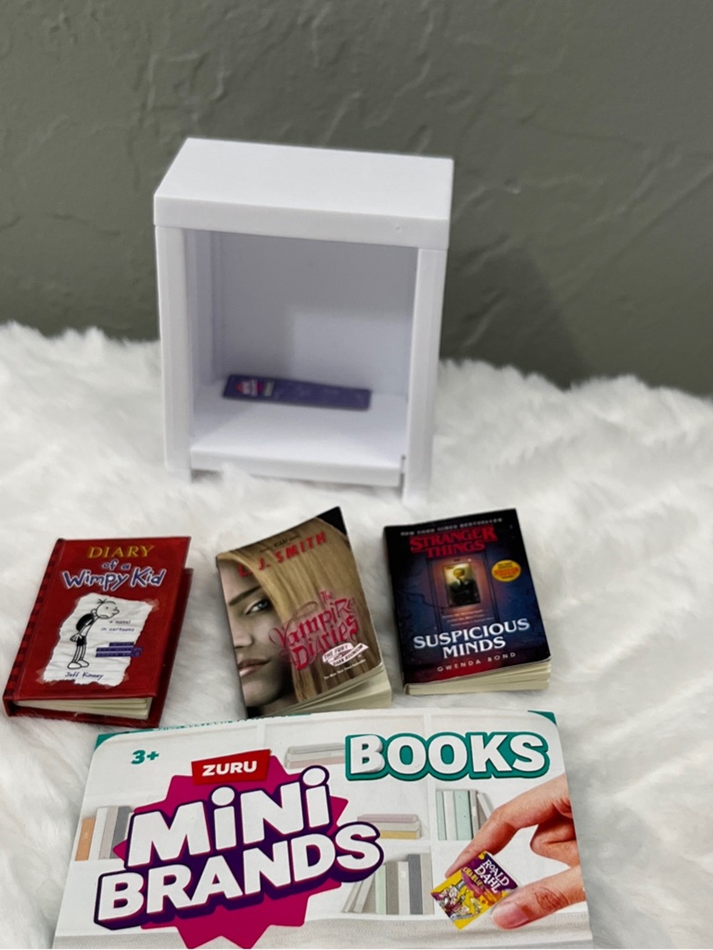 Zuru Mini Brands White Mini Shelf with Mini Books